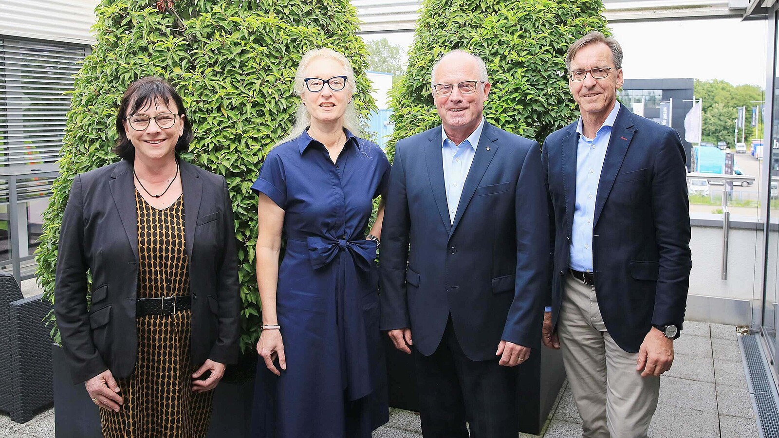 Gruppenfoto des Aufsichtsrats der BIT Ingenieure. Von links nach rechts: Prof. Dr. Sabine Rein, Dipl.-Ing. Daniela Bock, Prof. Dr. Peter Völker (Vorsitzender), Dr. Ralph Mühleck (Beisitzer)